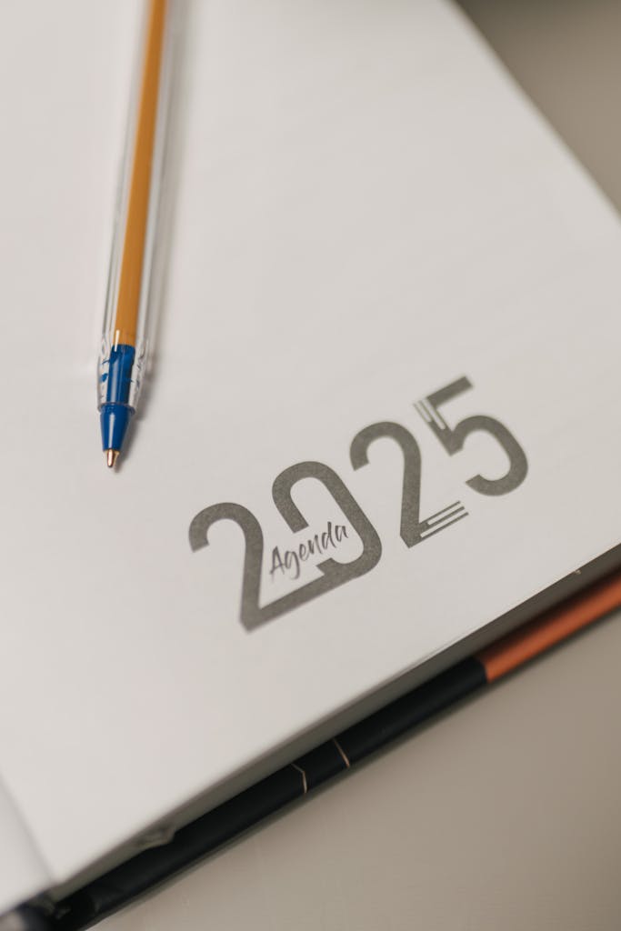 Close-up of a 2025 agenda with a pen, perfect for planning and organization. Cure GM1